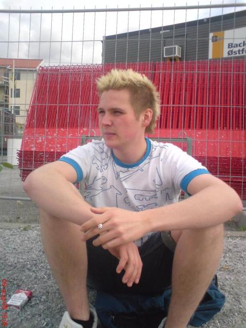 Stolt pappa, har eget firma,Elsker fotball RBK, manchester united, baraslona, Er singel =)