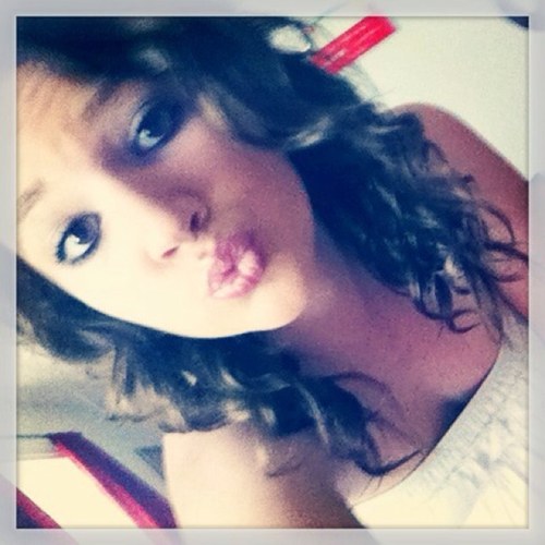 I ❤ hockey... I play lacrosse for lakeville south high school... Im single... I like to have fun!!!✌