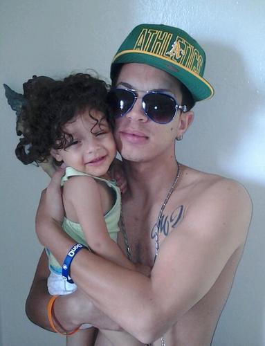 joven,paramedico,cantante,pelotero y padre de una princesa de 2 años. Trabajar duro y ayudar al progimo Gente!!! es la clave del exito. EMT M3RECORDS MU$IC!!!..