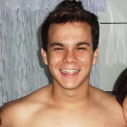 Santista, 17 anos, ariano e carinhoso. haha
