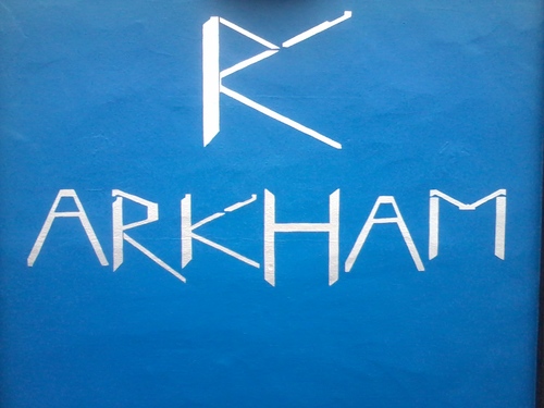 Arkham Café, el bar de las estrellas. Conciertos, exposiciones, coctelería y más de un centenar de formas de divertirse.