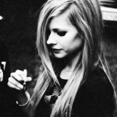 I have my addiction, my life, my routine in fact I have my everything.
My everything is you @AvrilLavigne!