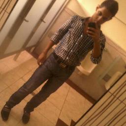Me gusta jugar futbol y mis equipos favoritos son america & realmadrid!! Pero sigueme & te sigo!! Jajaja