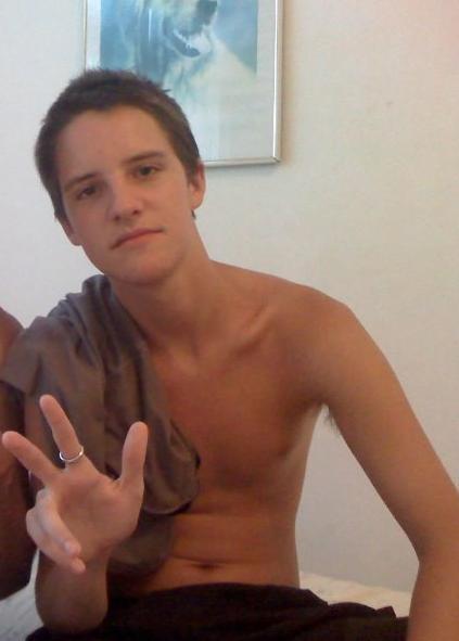 18 anos, gaúcho, santo angelense, colorado, DeMolay e estudante de Direito da UFPR.