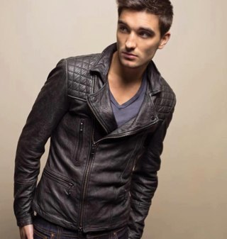 pixiexbird_TW's profile picture. i live in a bubble where i want angels and vampires to exist