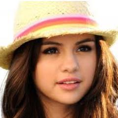 soy loca , inteligente , ,pero eso no importa lo q importa es q soy unica , soy fans de @justinbieber ,@onedirection  y de @selenagomez