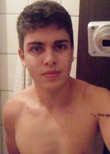 ZeezeDourado's profile picture. ..Mas pra quem tem pensamento forte, o impossível é só questão de opinião [...] ♪