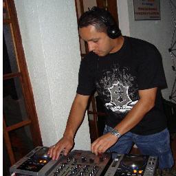 Um cara que gosta muito de boa música, sou DJ, torcedor do verdão, Palmeiras sempre, Noivo e Pai, gosto muito de fazer amigos por onde passo, esse sou eu.