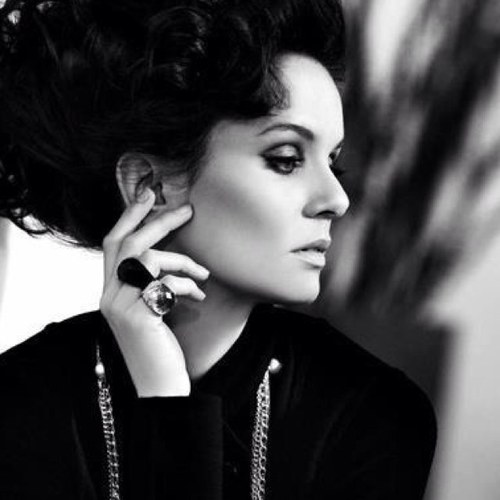 Sarahs bodyguard. I love that woman to bits. A star was born June 1st 1977. Sarah consumed my life. Gotta love her! xx