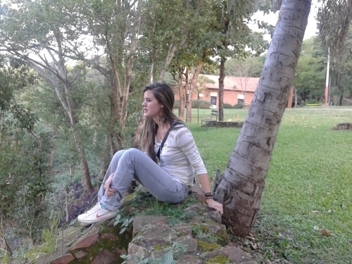 2da hija, muy amiguera, mis ojos verdes resaltan cuando esta nublado, me encanta bailar hasta las 7 am, amo a mi país, amo la psicología y a “cositas lindas”!!