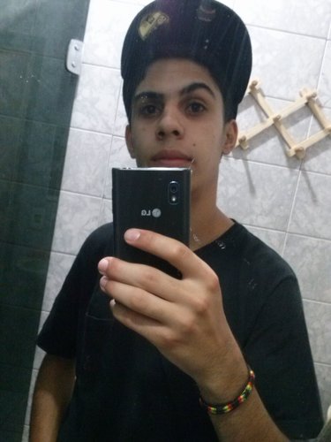 aquariano , palmeirense roxo !!! mais acima de tudo alegre e que ama sua família , amigos, e futebol !!!