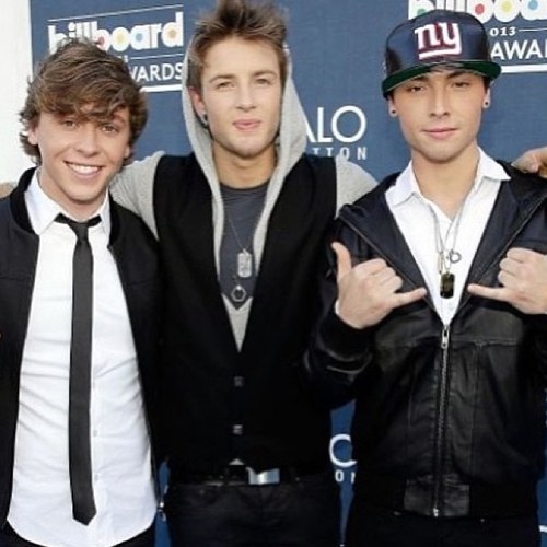 Brazil. Here for support @EmblemThree (@WesleyStromberg;@KeatonStromberg;@DrewChadwickE3;@GKEN_E;@KyleMinerMusic) waiting for their follow. @BurgosIsabel