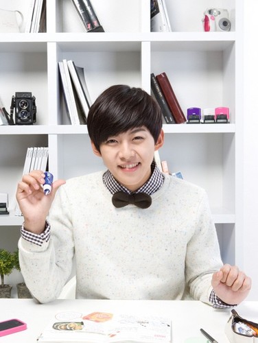 อันยอง~ ผมด้งน้อยดงโฮ  ผมดื้อ! ขี้อาย! แบดบอย(?) ผมสูงที่สุดในยูคิส(?) มักเน่น่าเด็ก! ฝากตัวฝากหัวใจด้วยนะครับ|realboth @Dongho94|[2012.12.05] #UKMHouse