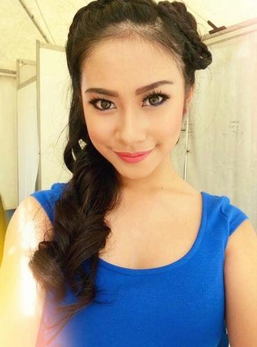 This is 1st official twitter fans of @claudianoviraa .. follow! Xx =*