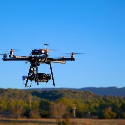 Service de prises de vues aeriennes haut de gamme, par drone à usage des professionnels de l'audiovisuel.