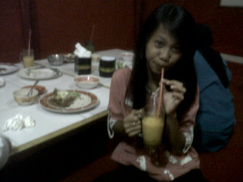 Gue cwe berambut panjang berhidung pesek berkulit hitam manis dan memiliki lesung pipit ☺ ♥