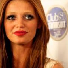 18. Bi. Hermana mayor de Jack y Avril Lovegood. Maga. Gryffindor. Orgullosa. Depresiva. A falta de amor. Pelirroja desde tiempos inmemorables.
