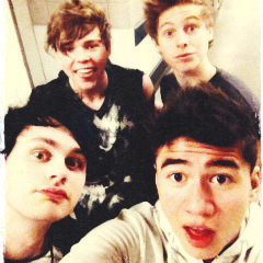 French update account about @5secsofsummer .
Follow  us to know everything about @luke5SOS @Ashton5SOS @Calum5SOS and @Michael5SOS. :)