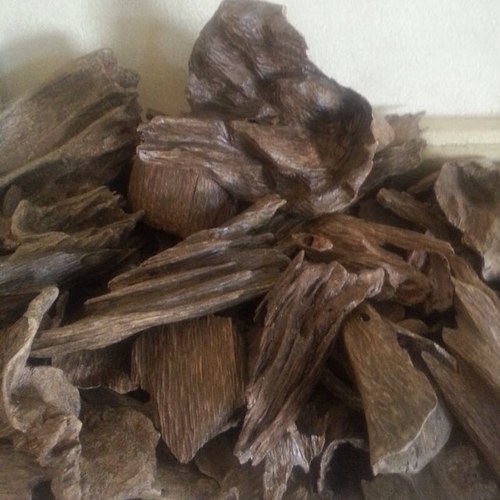 حساب متخصص لبيع العود الفاخر والملكي ودهن العود والعطورات الشرقيه والزعفران الأصلي التوصيل بالرياض عن طريق مندوبنا وخارج الرياض عن طريق شركات الشحن
