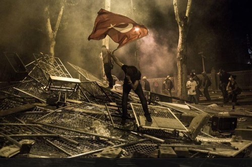 Yazılmış ya da yazılmakta olan bütün tiradları ezbere bilen kız. Tiyatro aşığı, biraz zıpır, sahne önü insanı. Çayı şekersiz, kolayı light sever.