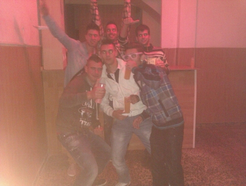 alfaro_91's profile picture. Si de verdad quieres a una persona,no la apartas de tu Vida,Lo que quieres es que no se vaya de ella ;)  

Voi to live in the moment, to find the destination