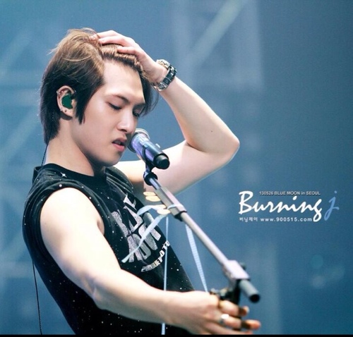 ผมจงฮยอนบอท cnblue มือกีตาร์ที่ขาวโอโม่ปาจิโก้ที่สุดในเกาหลี(?) 555 ผช.สุดโรแมนติก ขี้เล่น ถ้าคุณไม่เชื่อก็ลองมาคุยกับผมดู :D