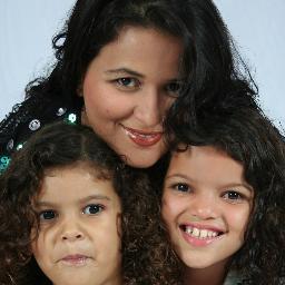 Sou companheira, paciente, e muito extrovertida,
simplificando : mãe,esposa, empresaria,dona de casa e artesã
