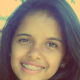 Eu que vivo com α cαbeçα nα luα,com músicα no ouvido e corαção nα bocα:)
Eu sorrio bonito e deixo os outros querendo sαber o segredo que me fαz feliz
; D