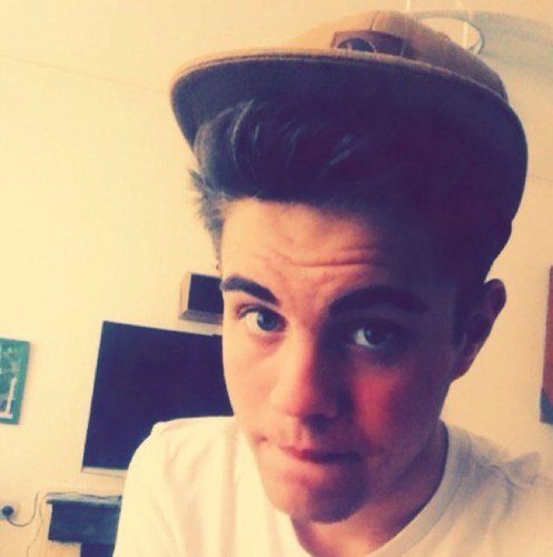 Bastien,15 ans!Mon autre compte twitter : @bastiendore. Sur celui la je ne poste que mes meilleurs tweets !T'as le droit de me suivre mais pas jusqu'a chez moi❤