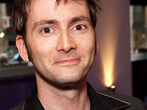 Je m'apelle David Tennant Je suis le 10 ème Docteur de la série Doctor Who , Je tiens à présicer que je suis un fan.