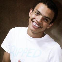 HugolinoG's profile picture. A verdade é que palavras bonitas se tornam descartáveis perto de atitudes estúpidas.