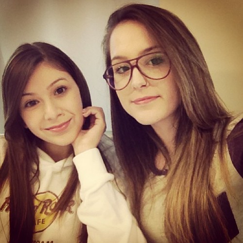 17 anos, 1,56m sou baixinha kkk, tenho um namorado perfeito e todos me chamam de milly... ' sigo todos de volta *-*