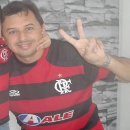 Engenheiro Civil e Flamenguista roxo.