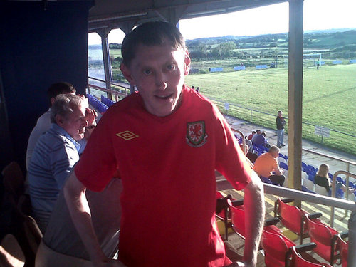Big Liverpool and Celtic fan , likes drinking and women of course