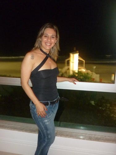 Sou como um livro, para que me leiam é necessário de muito entendimento, e paciência também. Não tenho sinopse, não tenho prólogo, muito menos um simples resumo