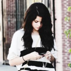 Não tem como descrever como é ser fã em apenas 160 caracteres...Selena Gomez My Queen