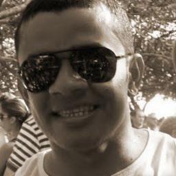 Moreno alto, bonito e sensual
Talvez eu seja a solução dos seus problemas
Carinhoso, bom nível social.