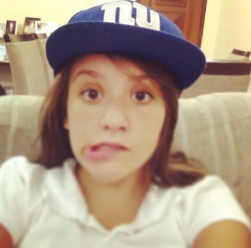 LarissaQueiroz_'s profile picture. 