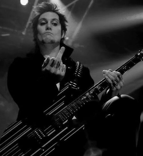 Soy Synyster Amante de hembras . (fake)