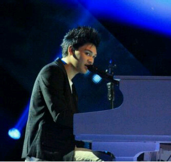 @Angelo_Mikha the real one ┃ tukang jbjb yg sering sakit kepala sebelah.