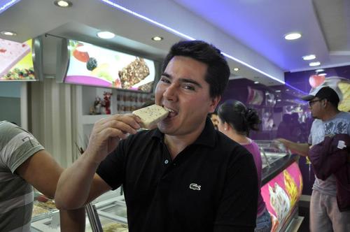 Trabajador, Admirador de las Bellas Artes, Apasionado de los Deportes, y Fanático de las Mujeres, del Humor Negro y del Buen Comer.