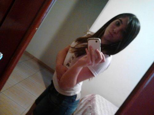 menina simpatica que ama se divertir e adora fazer novas amizades (: