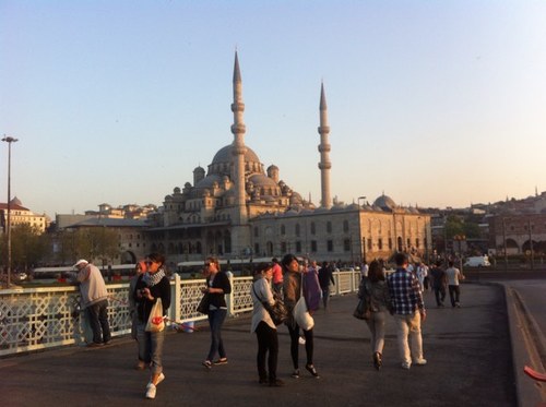 Halkla beraber Hak tan yana tavır alır, dayatmalara boyun eymez