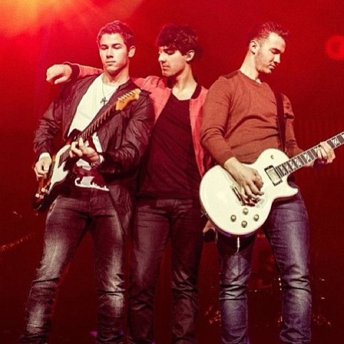 ❤JoBro's 10/3/13 20:00 I love 3 boys that in one day do Camp Rock and when see they are singing pom poms and married ❤ • Parceria: @1Djustrockme @CodyMyFever