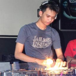 Pepenk_BeatMap's profile picture. hidup itu adalah sebuah seni . tak perlu di pikiri . tapi untuk di jalani . senada dengan berputarnya bumi .senada dengan lagu yang ku ciptakan.