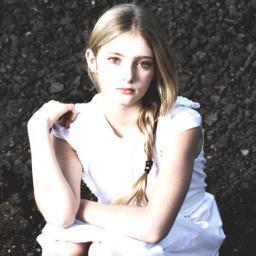 12 años. La peque de los Everdeen. Amo a mi hermanita Katniss. Buttercup y Lady son míos.Futura sanadora :3 I'm a little duck. Cuack! RUBIAS POWAH FOREVAH