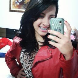 Uma das melhores sensações que existe é quando você está atoa dai vem uma lembrança e você solta um sorriso bobo.
 http://t.co/MS0VoQ6GNU