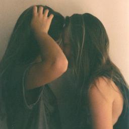 2 chicas con buen gusto musical esperando ver mas alla de la realidad.- crecemos juntas, mas alto de lo que el alma espera.. o la mente puede ocultar.
