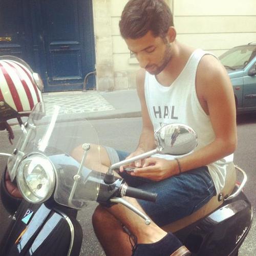 On y pousse un peu d’travers ; skate,Annotate BMX puis nique
La RATP, tout ça rythmé de rap music