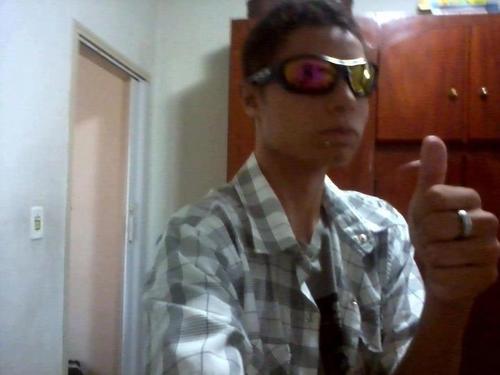 me chamo lucas dellamura da silva,tenho 16 anos,namoro e estudo no período da manha na escola e.e.p.g.padre anchieta,,,